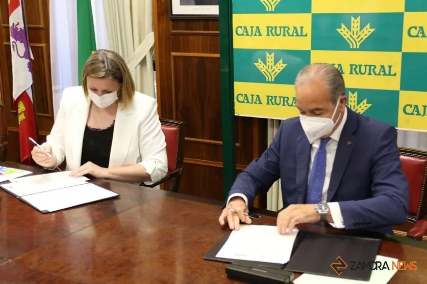 La consejera de Familia e Igualdad de Oportunidades, Isabel Blanco, y el director general de Caja Rural de Zamora, Cipriano García, firmando el protocolo de colaboración