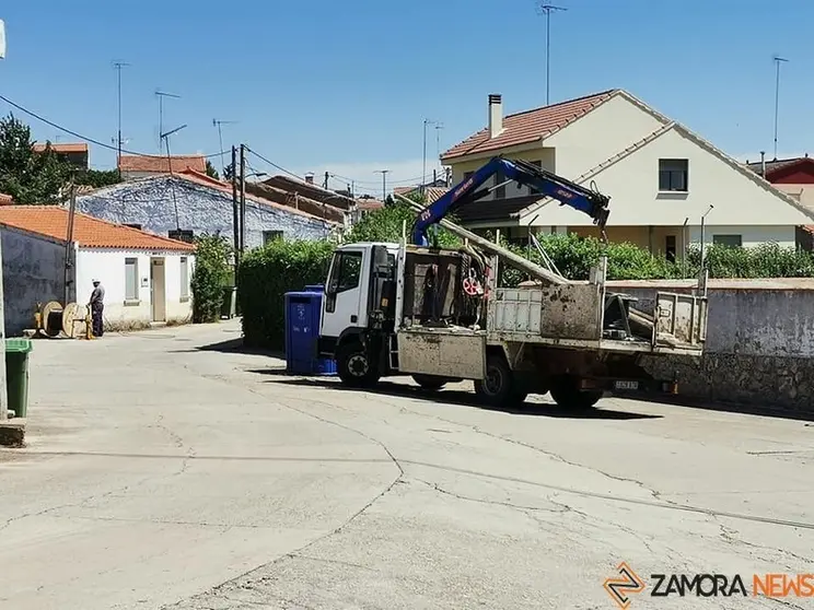 Instalación de banda ancha en un pueblo. Foto de archivo