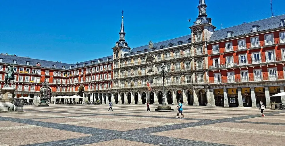 Paseantes por la Plaza Mayor de Madrid