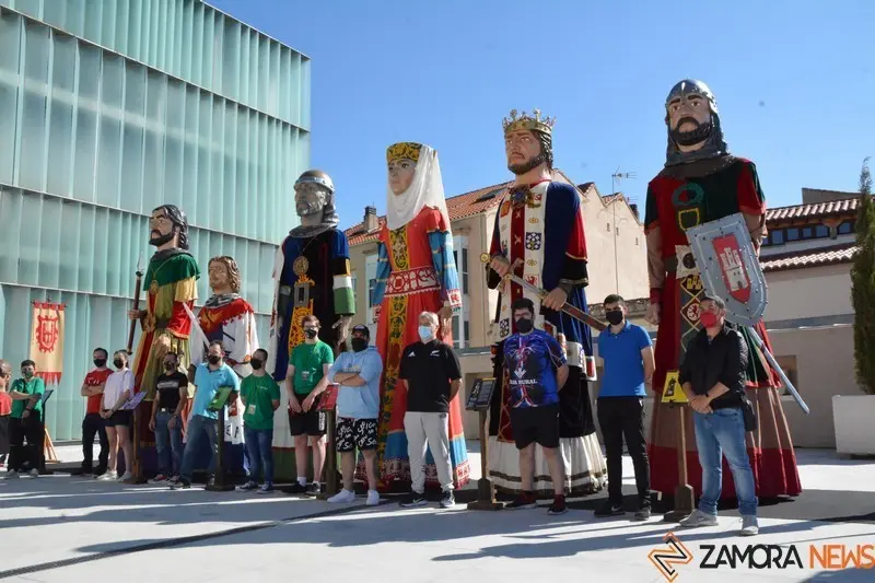 Los gigantes y cabezudos de Capitonis Durii, inmortalizados en forma de ...