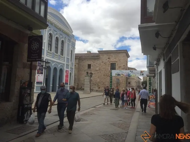 Viandantes por una calle de Zamora