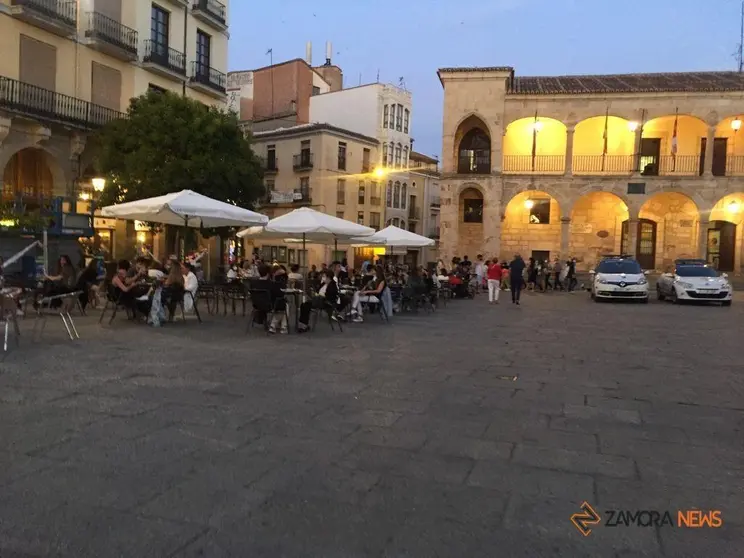 Ambiente a primera hora de la noche en plena Plaza Mayor