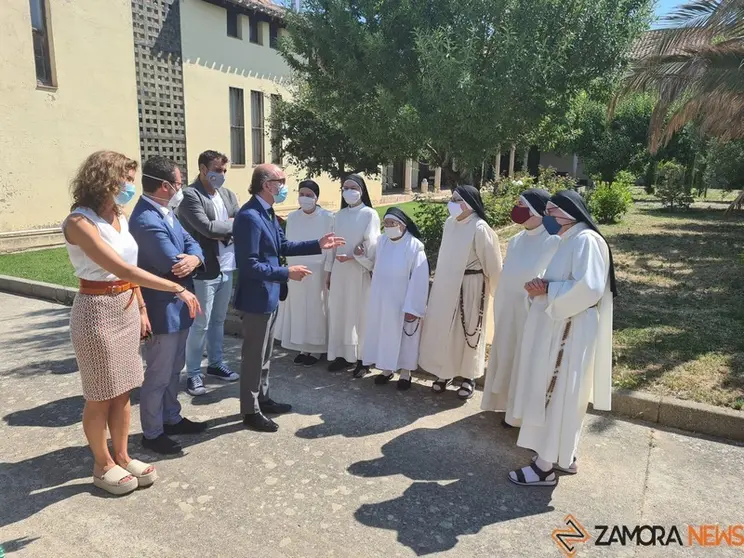 El consejero de Cultura con las monjas del Santi Spiritus