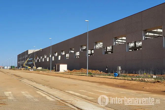 Una de las naves en construcción. Fotografía: Interbenavente.es