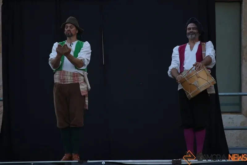 Teatro en la Plaza de la Catedral