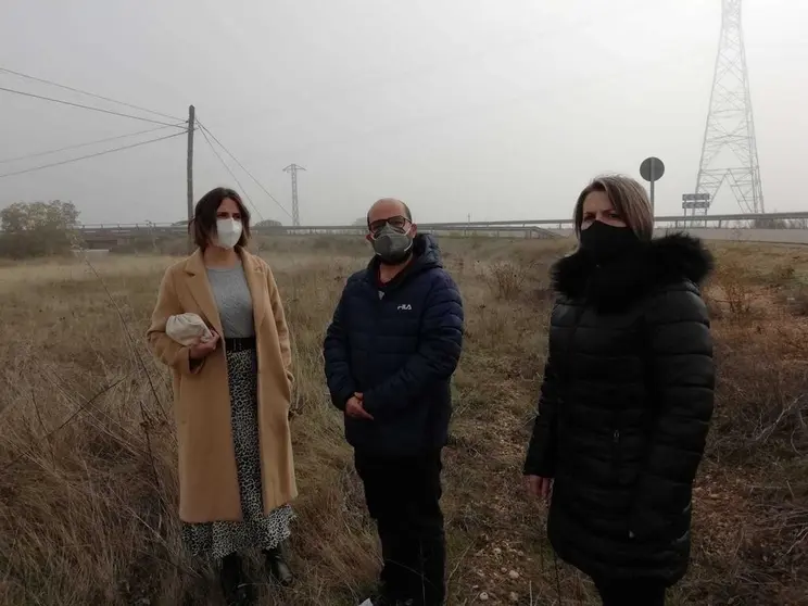 Helena Mateos, Eduardo Folgado y Laura Gago en su visita a la zona del viaducto entre Andavías y La Hiniesta