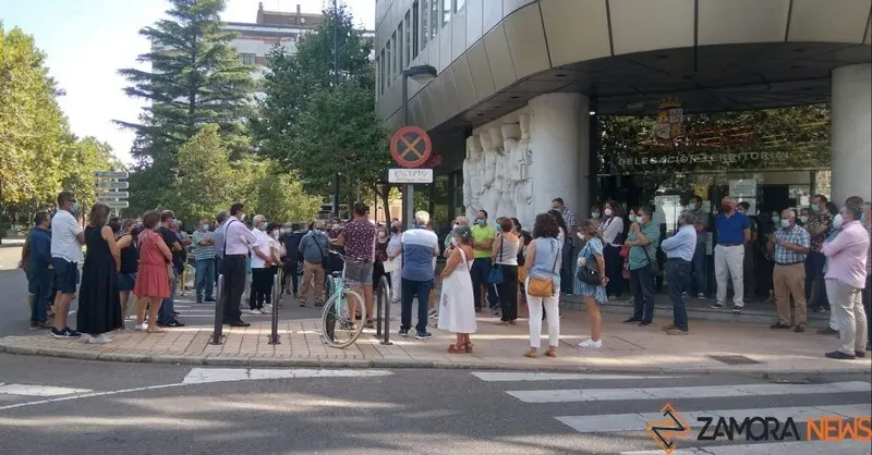 Minuto de silencio a las puertas de la Delegación de la Junta