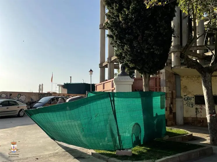 Trabajos en el busto del doctor Castro