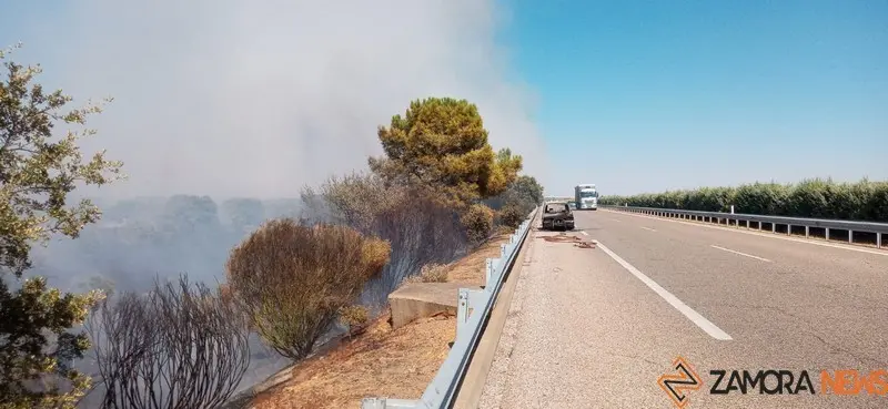 Un vehículo en llamas en la A-52