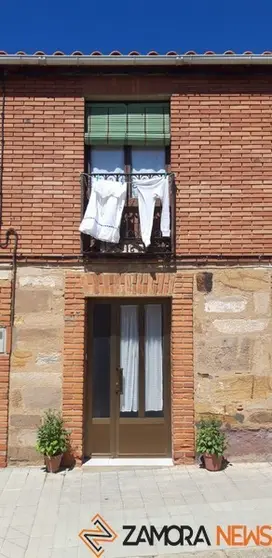 Prendas blancas en las  ventanas de Granja de Moreruela