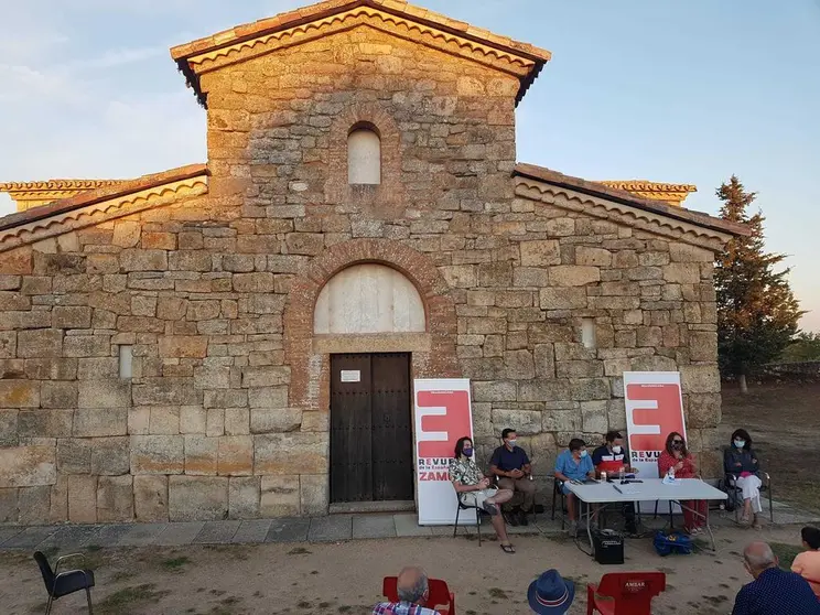 Presentación del proyecto junto a la iglesia de San Pedro de la Nave