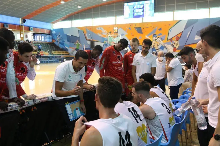 Saulo Hernández, en un tiempo muerto en la final de la Copa Castilla y León LEB Plata. | FOTO: Marcos Vicente