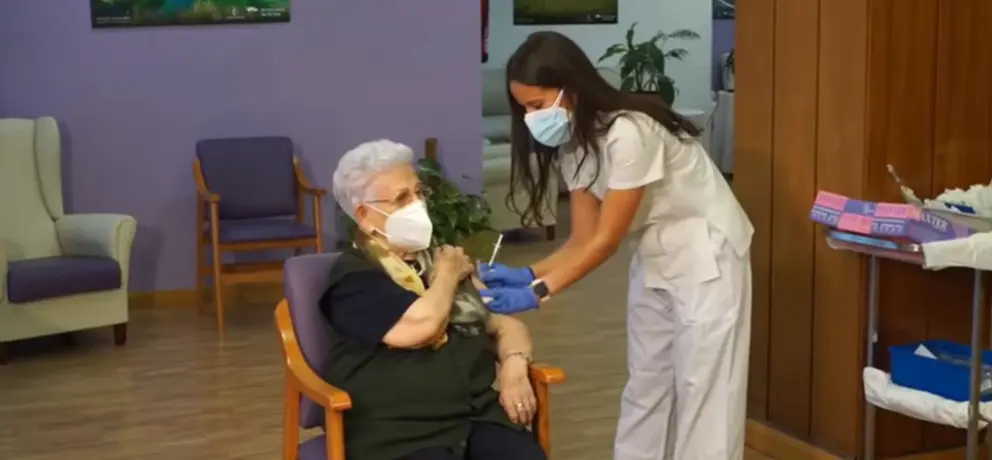 Araceli Hidalgo, primera vacunada en España. Fotografía Ministerio de Sanidad