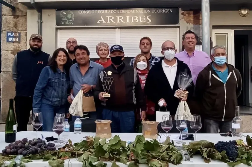 Foto de familia de los catadores y de los premiados en Cibanal