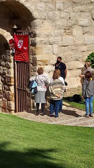 Ofrenda floral en el Portillo de la Lealtad