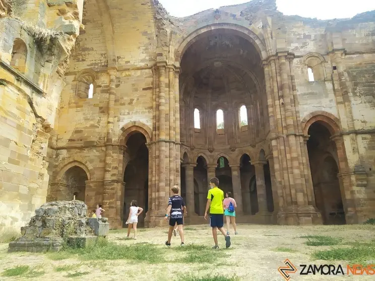 Visitantes en el Monasterio de Granja de Moreruela