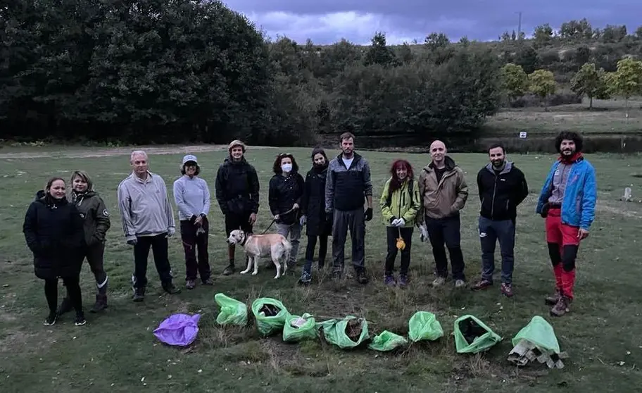 Voluntarios de Cryosanabria durante una de las salidas al entorno de El Vizcodillo