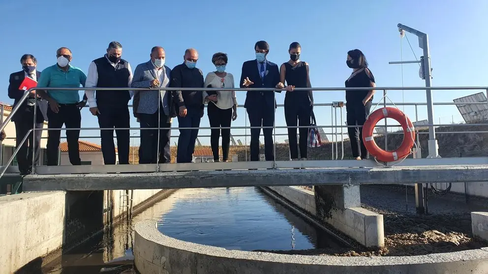 Foto de archivo visita de la Junta a una estación depuradora