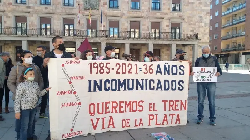 Concentración en defensa del ferrocarril en la Plaza de la Constitución