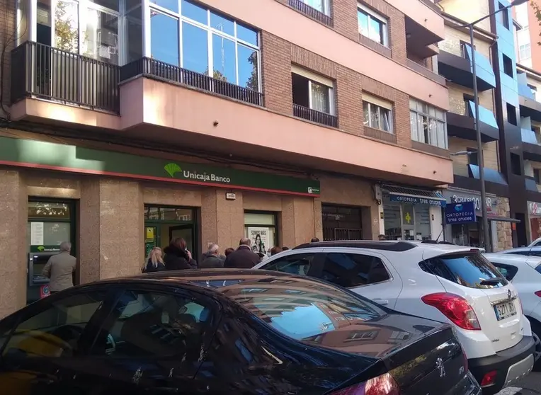 Colas en la oficina de Unicaja en las Tres Cruces