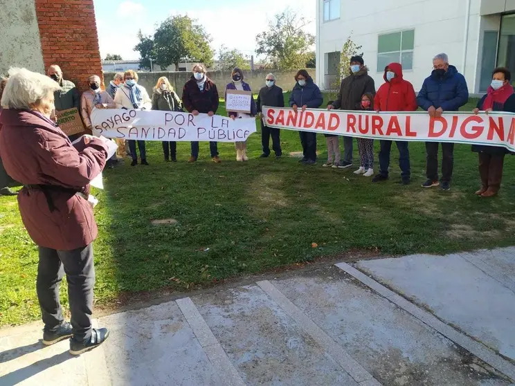 15 Concentración frente al centro de Bermillo