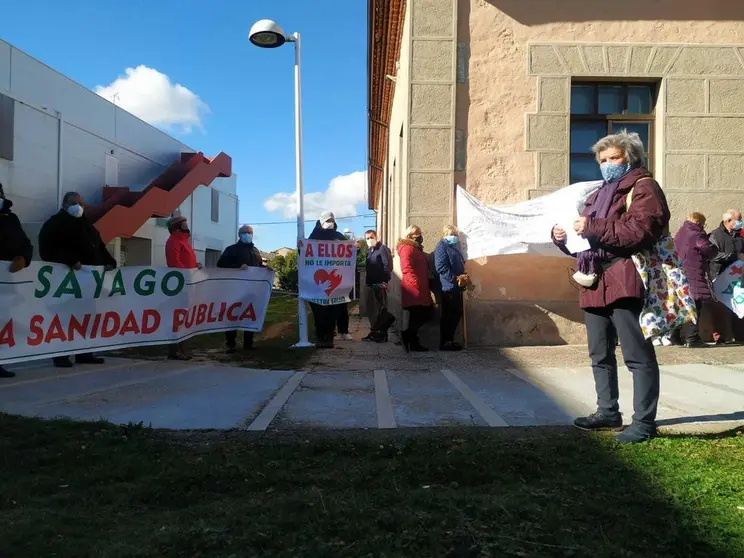 15 Concentración frente al centro de Bermillo