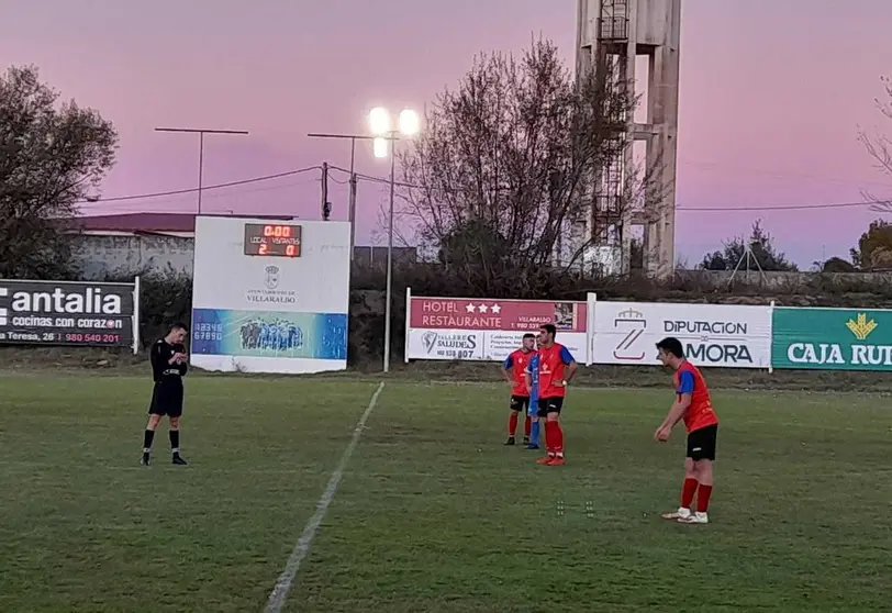 Jugada del partido entre el CD Villaralbo y CD Benavente. | FOTO: CD Villaralbo/Archivo