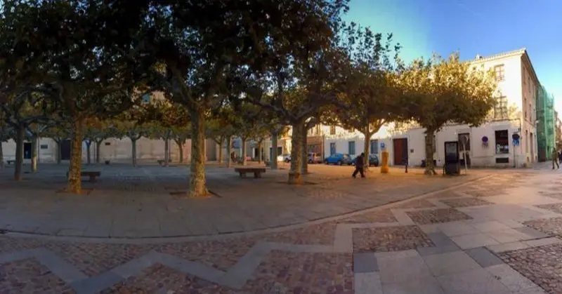 Paseantes por la Plaza Viriato de Zamora