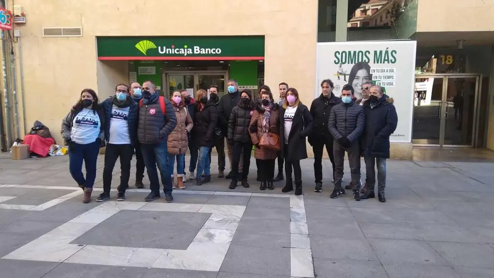 Empleados de Unicaja se concentran frente a la sucursal de Santa Clara. Foto de Archivo