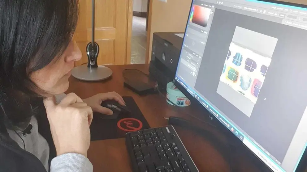 Eva María montando uno de los videotutoriales