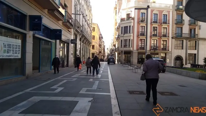 Viandantes por la calle Santa Clara