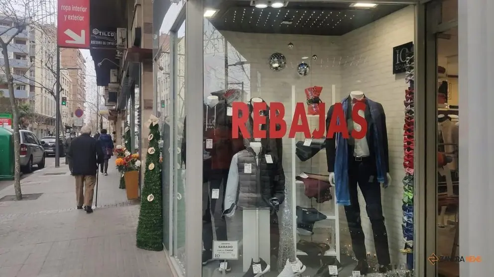 Foto rebajas en plena calle Tres Cruces