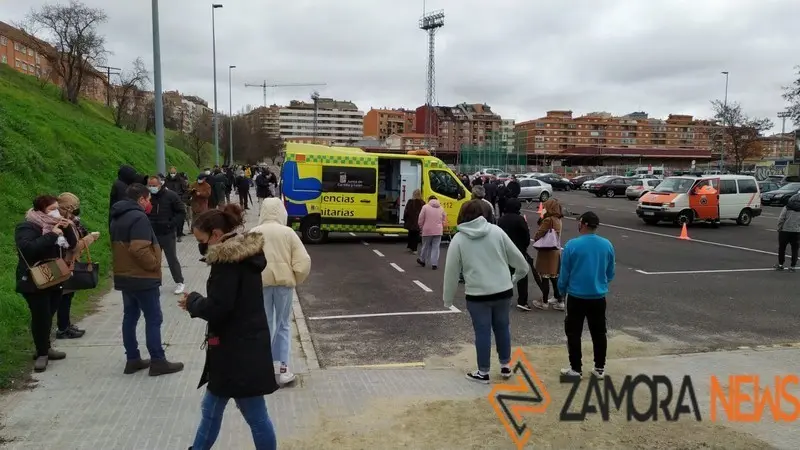 Zamoranos en el aparcamiento de la Ciudad Deportiva para los test masivos