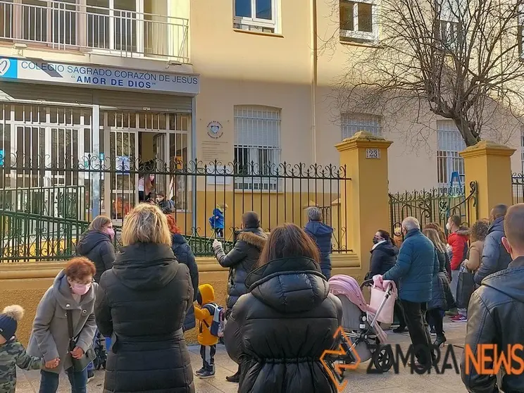 Padres y madres a la salida del colegio