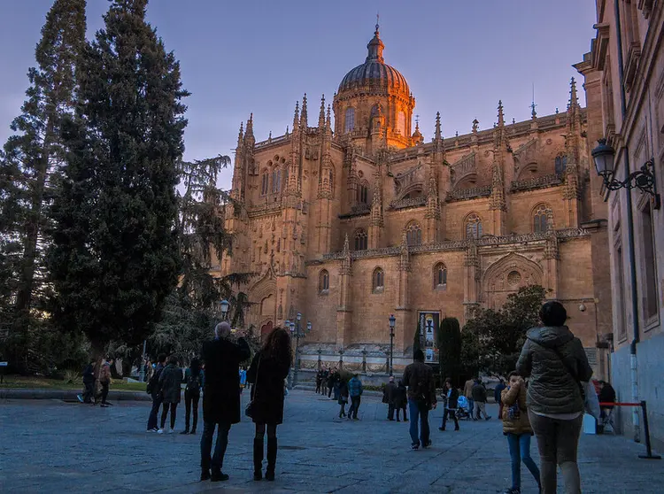 Paseantes observando la catedral de Salamanca