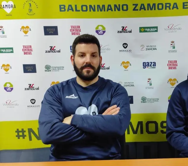 Iván López, entrenador del BM Zamora en sala de prensa.