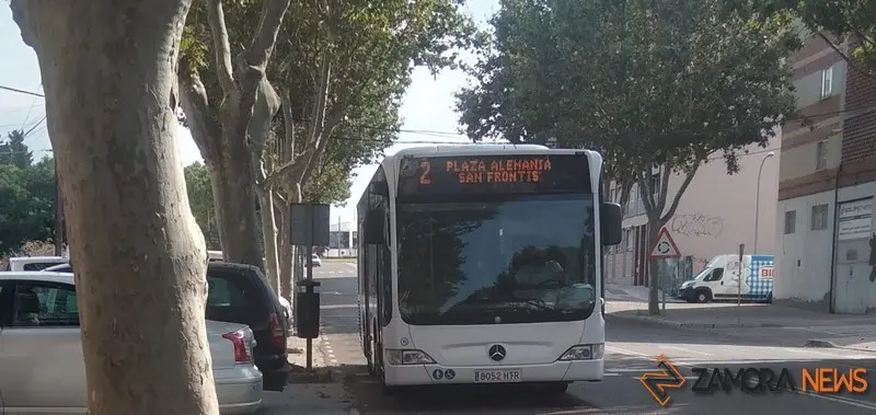 Un autobús urbano circula por Pinilla