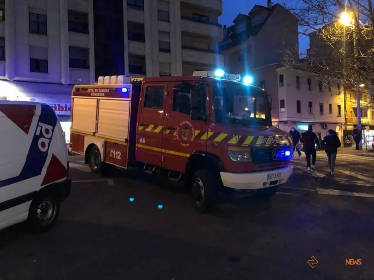 Intervención de los bomberos en la plaza de Puebla de Sanabria, Zamora