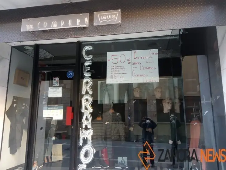 Cartel de cierre en una tienda de San Torcuato