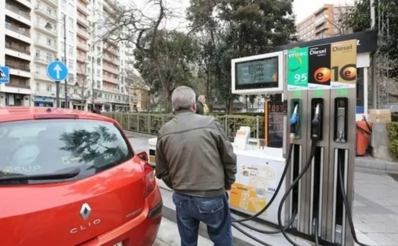 Imagen de archivo de un hombre en una gasolinera. Foto SalamancaAldia