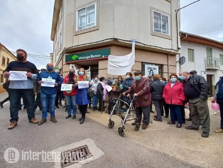 Concentración de vecinos en Morales del Rey. Foto Interbenavente