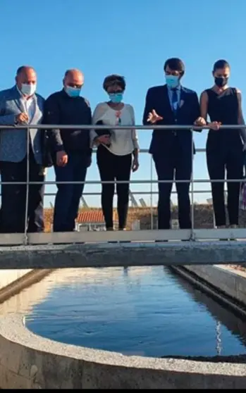 El consejero de Fomento y Medio Ambiente junto a la delegada viendo una estación depuradora