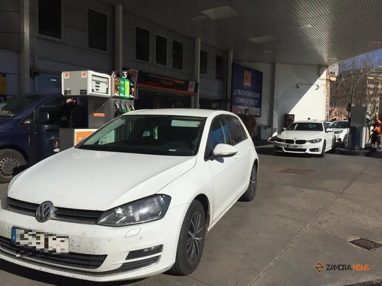 Gasolinera en el centro de Zamora en el primer día de los descuentos de 20 céntimos anunciados por el Gobierno