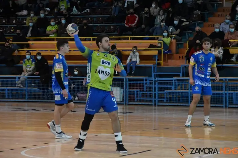 Jugada del Balonmano Zamora Enamora ante el Sarrià