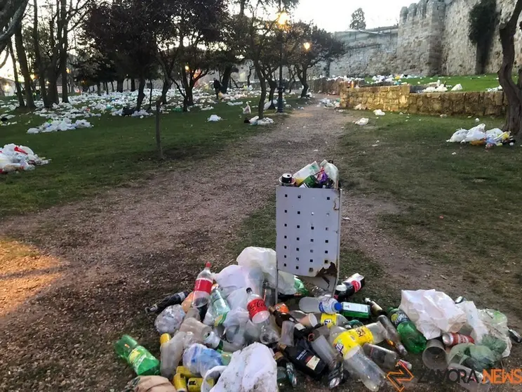 Basura en San Martín tras el botellón de Semana Santa, Foto de Archivo