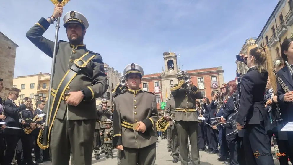 La banda de cornetas y tambores "Ciudad de Zamora" a su salida del Encuentro