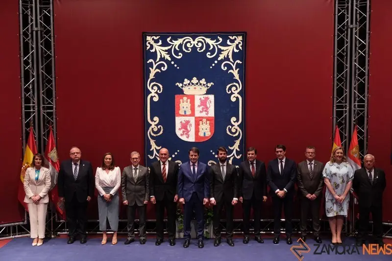 Foto de familia de Mañueco con los consejeros tras al toma de posesión