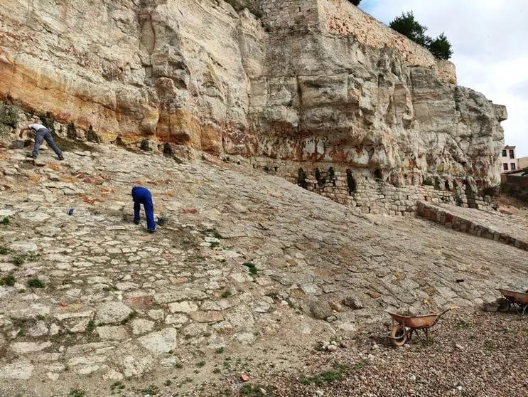 Operarios en la muralla de Trascastillo