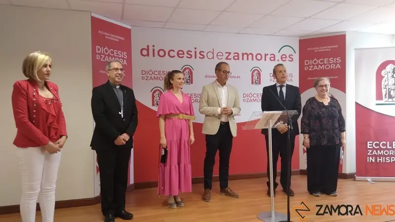 Foto de familia del Obispo de Zamora con su equipo Económico y de Comunicación