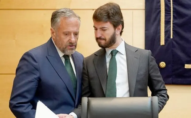 Gallardo con el presidente de las Cortes. Foto Leonoticias